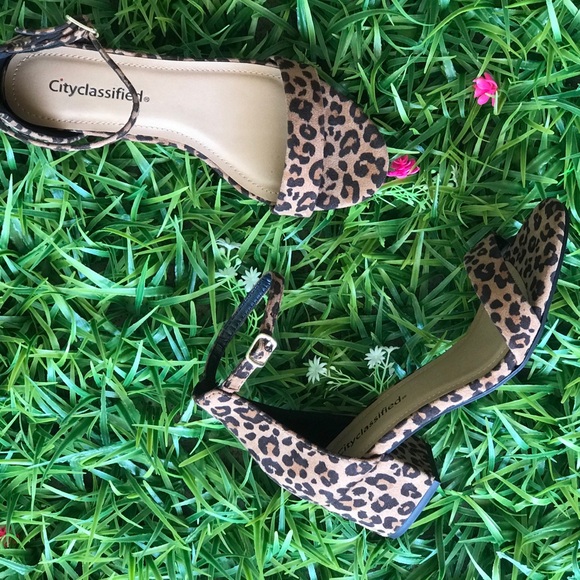 Last 2 City Class Leopard Ankle Strap Heel Sandal - Picture 5 of 8